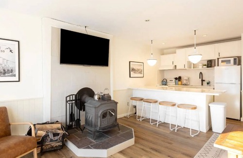 Hunter House | Gorgeous & Cozy Mountain View with Wood Stove! Ski/Hiking/Wi-Fi/Pool