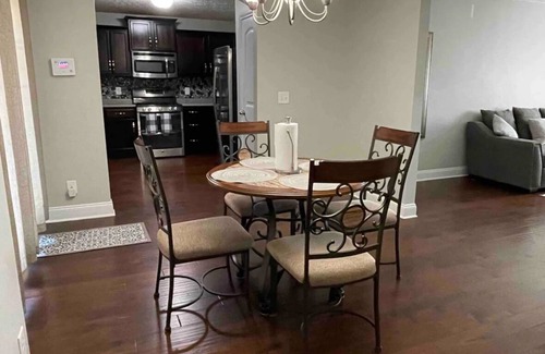 Clarksville House | Gorgeous Cozy Residential Home -n9 min walk to park