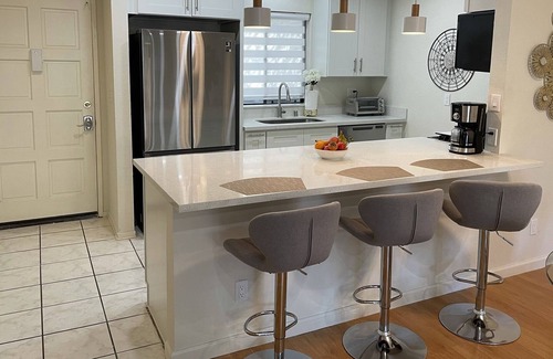Downtown Apartment | Gorgeous Designer Suite Home 2-bedroom, 2-bath, 2-car Central Glendale.