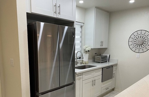 Downtown Apartment | Gorgeous Designer Suite Home 2-bedroom, 2-bath, 2-car Central Glendale.