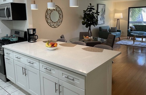 Downtown Apartment | Gorgeous Designer Suite Home 2-bedroom, 2-bath, 2-car Central Glendale.