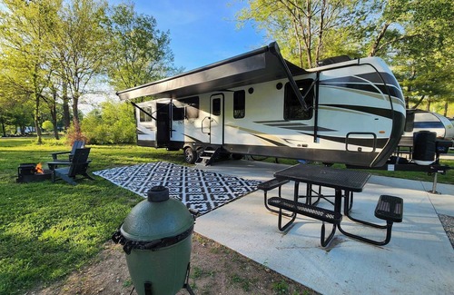 Bull Creek House | Gorgeous Family Friendly Rentable RV Close To Attractions in Branson!