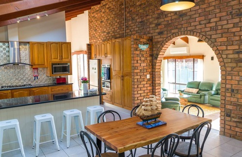 Sunshine Bay House | Gorgeous family home with a pool