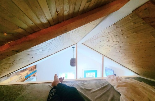 White Mills Cabin | Gorgeous free standing Treehouse cabin with all the amenities!