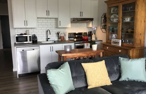 North End House | GORGEOUS FULLY FURNISHED CONDO 2 BLOCKS TO BEACH