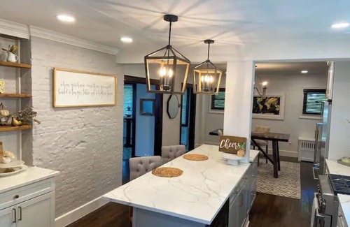 Pontiac House | Gorgeous, Fully Remodeled Open Floor-Plan!