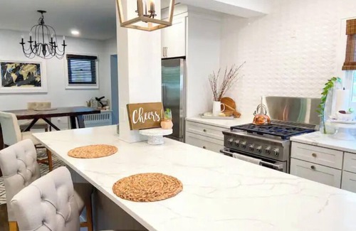 Pontiac House | Gorgeous, Fully Remodeled Open Floor-Plan!