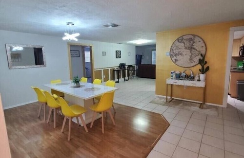 Wood Trail Village House | ★Gorgeous Golden Paradise Gem ★PRIVATE HEATED POOL*★GAME ROOM★FAST WIFI