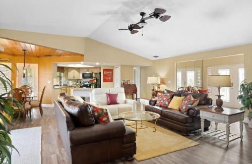 Cape Coral House | Gorgeous Golf Course Home w Pool in Cape Royal