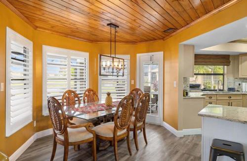Cape Coral House | Gorgeous Golf Course Home w Pool in Cape Royal