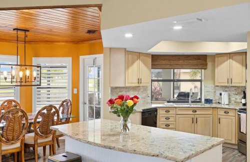 Cape Coral House | Gorgeous Golf Course Home w Pool in Cape Royal