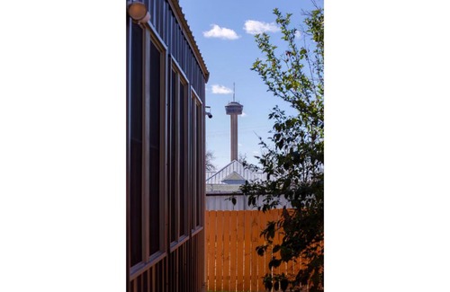Near East Side House | Gorgeous Guesthouse Near Amazing Downtown