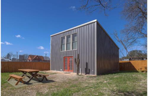 Near East Side House | Gorgeous Guesthouse Near Amazing Downtown