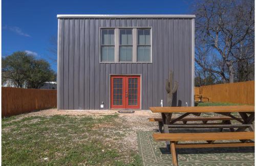 Near East Side House | Gorgeous Guesthouse Near Amazing Downtown