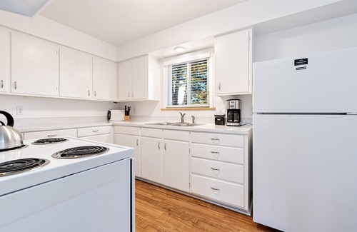 University Acres Apartment | Gorgeous Hideout Near Old Town – Free Bikes!