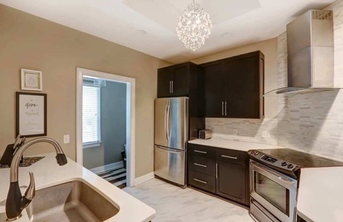 Metropolitan Apartment | Gorgeous Historic Gem in Trendy Starland District