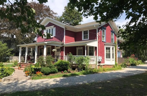 Peconic House | Gorgeous Historical 6 bdrm House close to vineyards and breweries,