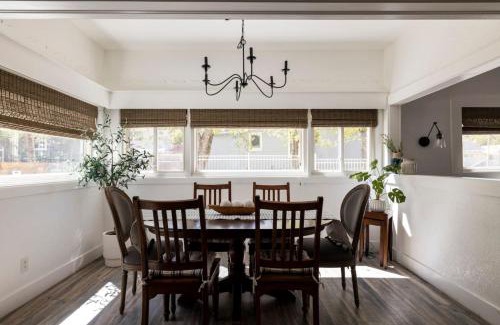 Williams House | Gorgeous Home-Amazing Yard-Fire Pit-Walk to Town