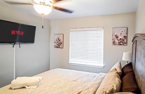 Southside House | Gorgeous Home- Close to Lackland AFB- Centrally Located Home