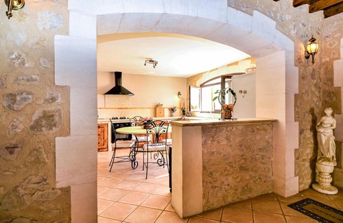 Boulbon House | Gorgeous home in Boulbon with kitchen