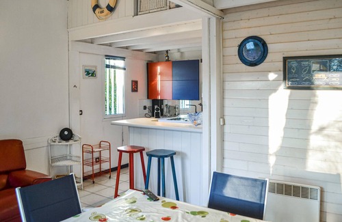 Naujac-Sur-Mer House | Gorgeous home in Naujac-sur-Mer with kitchen