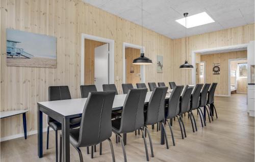 Fjellerup Strand House | Gorgeous Home In Glesborg With Kitchen