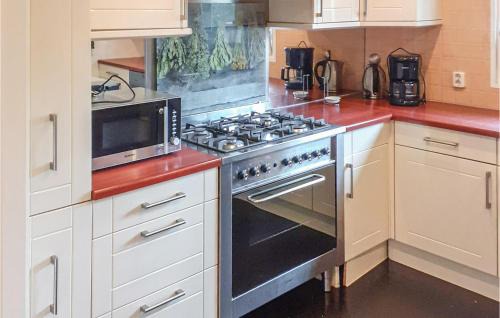 Heinkenszand House | Gorgeous Home In Heinkenszand With Wifi