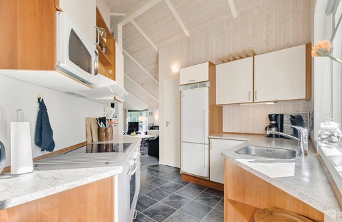 Mommark Strand House | Gorgeous home in Sydals with sauna