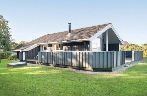 Mommark Strand House | Gorgeous home in Sydals with sauna