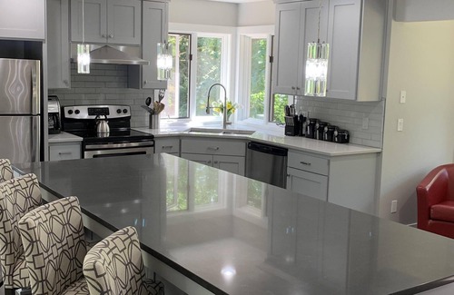 Gaston House | Gorgeous Home in the Woods, Clean! Dogs welcome