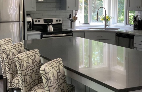 Gaston House | Gorgeous Home in the Woods, Clean! Dogs welcome