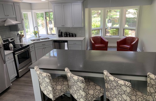 Gaston House | Gorgeous Home in the Woods, Clean! Dogs welcome