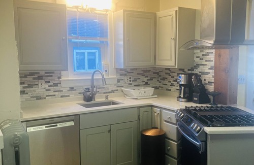 Warrendale House | Gorgeous Home in Waltham quiet, family-friendly neighborhood, 2 free parking!