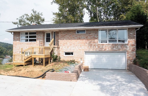 Kingsport House | Gorgeous Kingsport Lakehouse With Huge Two-Story Screened In Porch!