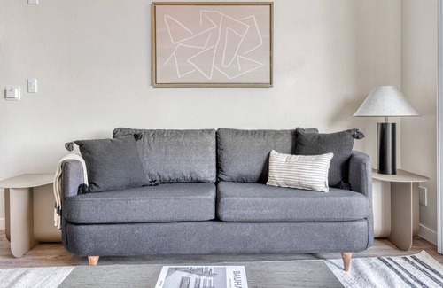 Rampart Village Apartment | Gorgeous Koreatown 2BR near 6th St bars & restaurants, by Blueground