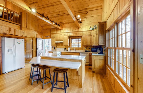 Wiley Cabin | Gorgeous Lake Burton retreat with private deck, fireplace & W/D - dogs welcome