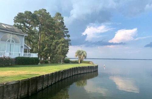 Santee House | Gorgeous Lake Front Home - Stunning Views and Sunrise over the Water