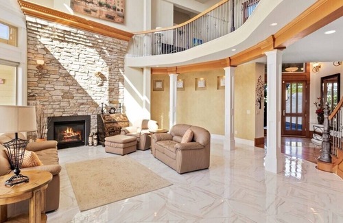 Silver Beach House | Gorgeous Lake Front House with Private Dock