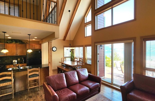 Central Okanagan House | Gorgeous Lakeview 2 Bedroom and Loft Cottage on Lake Okanagan