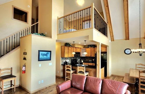 Central Okanagan House | Gorgeous Lakeview 2 Bedroom and Loft Cottage on Lake Okanagan