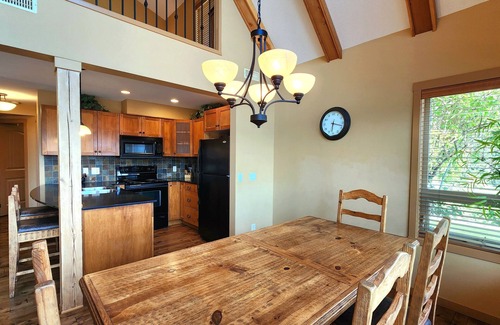 Central Okanagan House | Gorgeous Lakeview 2 Bedroom and Loft Cottage on Lake Okanagan