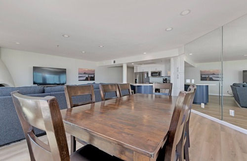 Imperial Beach Apartment | Gorgeous Large Spacious 3 Bedroom Direct Oceanfront