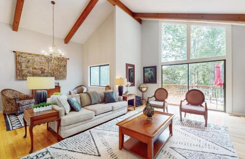Hendersonville House | Gorgeous Little River Escape