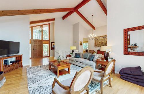 Hendersonville House | Gorgeous Little River Escape