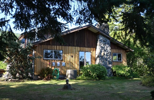 Port Angeles House | Gorgeous log cabin homestead amidst gardens just west of Port Angeles