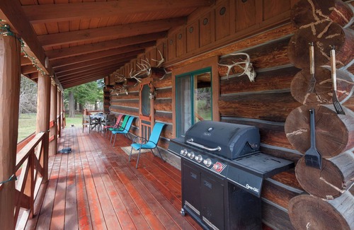 Martin City Cabin | Gorgeous Log Home 9 mi from West Glacier