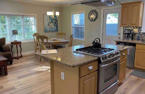 Circle Area House | Gorgeous Long Beach Bungalow (No Smoking)