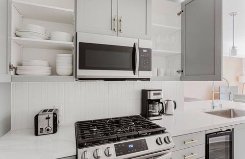 Downtown Long Beach Apartment | Gorgeous Long Beach 1BR w/Pool, Rooftop & EV Charging, by Blueground