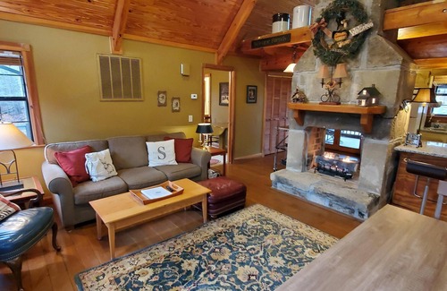Zoe Cabin | Gorgeous Luxury Chalet. Huge See-Thru Stone Fireplace. Private, Hot Tub, Wi-Fi.