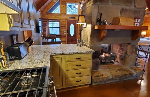 Zoe Cabin | Gorgeous Luxury Chalet. Huge See-Thru Stone Fireplace. Private, Hot Tub, Wi-Fi.
